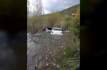 Sivas’ta kontrolden çıkan otomobil dere yatağına düştü: 3 yaralı 