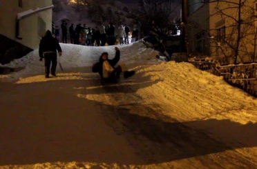 Sivas’ta mahalleli sokağa döküldü, çocuklar ve yetişkinler karın tadını kayarak çıkardı 