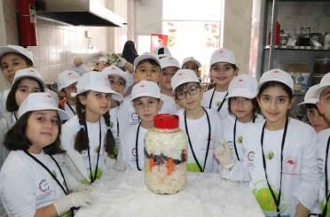 Sivas’ta minikler turşu kurup tarhana paketledi 