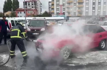 Sivas’ta park halindeki otomobilde çıkan yangın, paniğe neden oldu 
