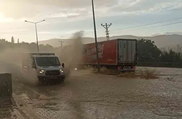 Sivas’ta sağanak yolları göle çevirdi, sürücüler zor anlar yaşadı
