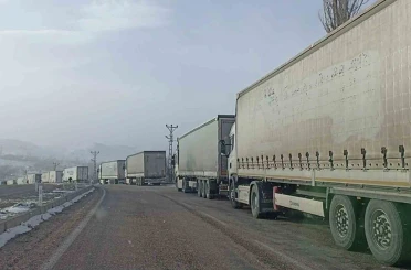 Sivas’ta tipi ulaşımı aksattı, kilometrelerce tır kuyrukları oluştu 