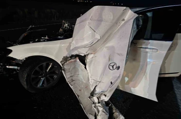 Sivas’ta traktöre çarpan Mercedes hurda yığınına döndü: 4 yaralı 