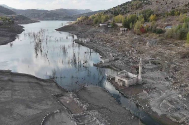 Sivas’ta yaklaşık 15 yıldır sular altında kalan köy tamamen ortaya çıktı 