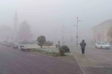Sivas’ta yoğun sis etkili oldu araçlar görünmez hale geldi 