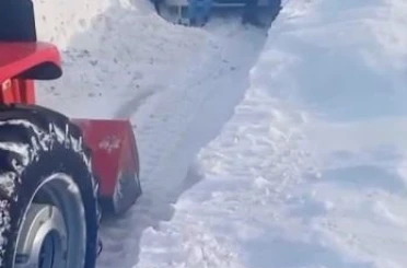 Sivas’ta yolcu midibüsü kara saplandı, mahsur kalanları muhtar kurtardı 