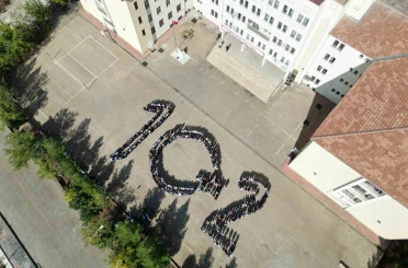 Siverekli öğrencilerden cumhuriyetin 102. yılına anlamlı koreografi 