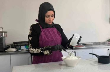 Siverek’te aşçılık kursuna giden kadınlar yöresel yemekler yapıp sofraları süslüyor 