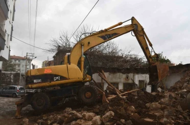 Siverek’te tehlike oluşturan metruk evler bir bir yıkılıyor 