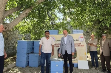 Sivrice’de arıcılara kovan desteği 