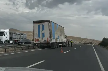 Sivrihisar’da tır bariyerlere çarptı: Şans eseri yaralanan olmadı
