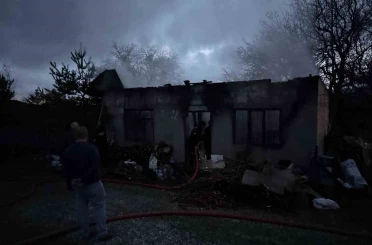 Sobaya yakmak için benzin döktü, hem kendini hem evi yaktı 