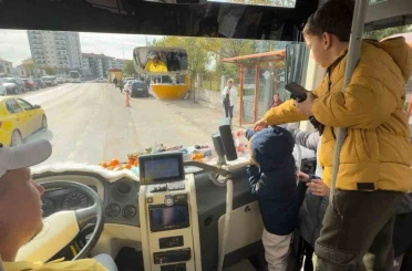 Şoför minibüse binen yolcularına meyve ve şekerleme ikram ediyor 