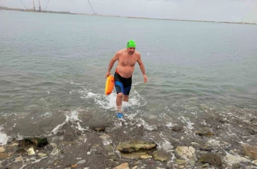 Soğuğa aldırış etmedi, kar altında denizde yüzdü 