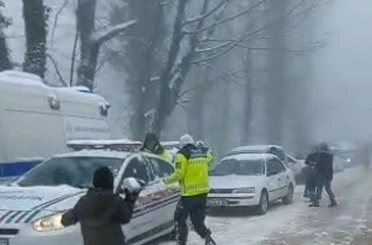 Soğuk havada sıcak görüntüler: Jandarma çocuklarla kar topu savaşı yaptı 