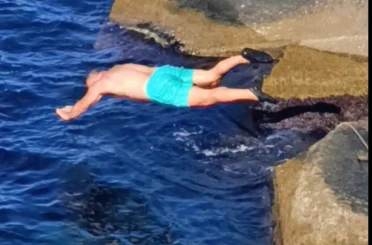 Soğuk havaya aldırış etmeden denize girdi 