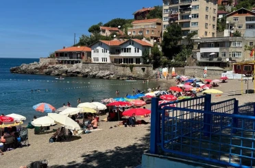 Soğuk olmasına aldırış etmeden denize girdiler 