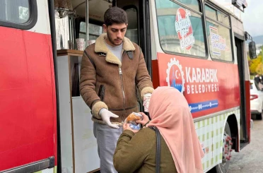 Soğuk sabahlar belediyenin çorba ikramıyla ısınıyor 
