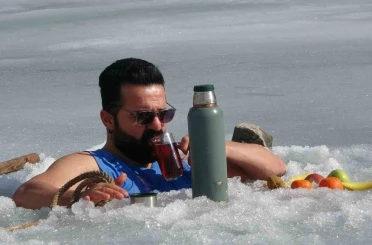 Soğuk suya sıcak dokunuş: Maceracı öğretmen buzu kırıp girdiği suda çayını yudumladı 