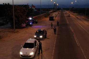 Şok yol denetiminde 2 aranan şahıs yakalandı 