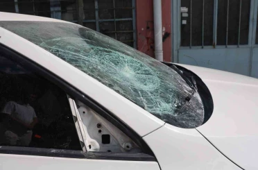 Sokağa park ettiği milyonluk otomobilini komşusu parçaladı