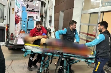 Sokak ortasında bıçaklanarak ağır yaralandı 