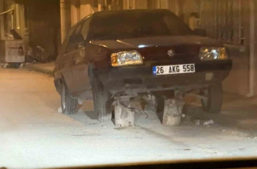 Sokak ortasonda kütükler üzerine bırakılan araç dikkat çekti 