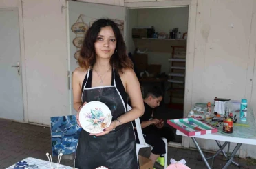 Sokak sanatçısından çocuklara resim boyama dersi 