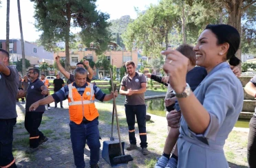 Sokakları tertemiz yaptılar, prim alınca davul zurnayla teşekkür ettiler 