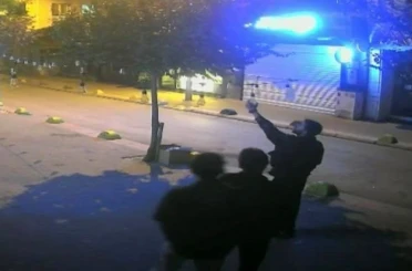 Sokaktaki ampulü söküp götürdüler 