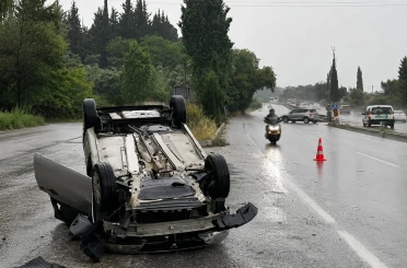 Söke Kuşadası yolu üzerinde otomobil takla attı 