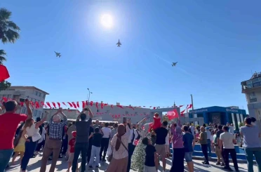 Söke’de hava kuvvetleri uçaklarının gösteri uçuşu gurur yaşattı 