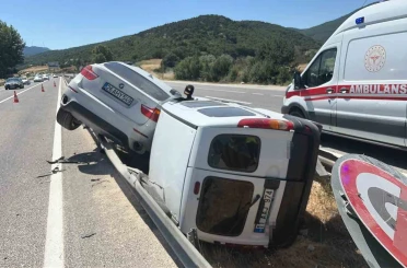Sollamaya çıkan iki otomobil çarpıştı: 4 yaralı 