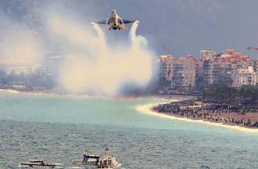 SOLOTÜRK Antalya’da nefes kesti: 23 Nisan kutlamalarında gökyüzü bayraklarla buluştu 