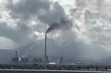 Soma’da, termik santralden yükselen siyah duman kentin soluğunu kesiyor 