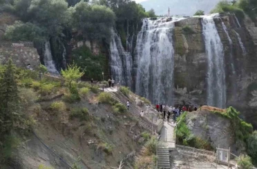 Sonbaharda Tortum Şelalesi’nde ziyaretçi yoğunluğu 