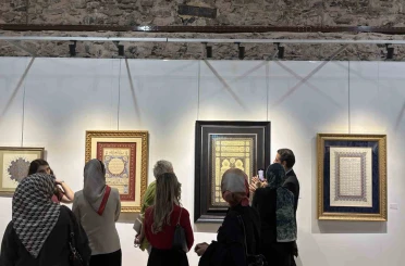 Sonsuz Desenlerde Altın İzler Hat ve Tezhip Sergisi Dolmabahçe Sarayı’nda sanatseverler ile buluştu 