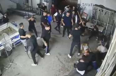 Sopa, kürek ve av tüfekli meydan savaşını andıran kavga kamerada