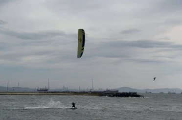 Sörf tutkunları lodosu fırsata çevirdi 