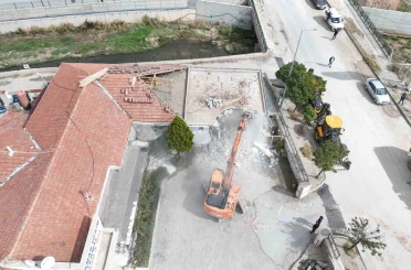 Sorgun Belediyesi kaçak yapıları yıkım çalışmalarını sürdürüyor 