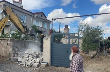 Sorgun Belediyesi kaçak yapıları yıkıyor 