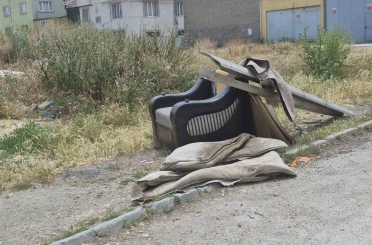 Sorumsuzca çevreye atılan eski ev eşyaları görüntü kirliliğine yol açıyor 