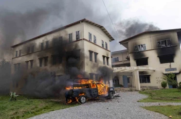 Sosyal medya yasağının ardından karışan Nepal’de Başbakan Oli istifa etti