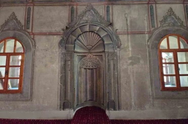 Sosyal medyada gündeme gelmişti, tarihi mihrabına çakılan floresan lamba söküldü 