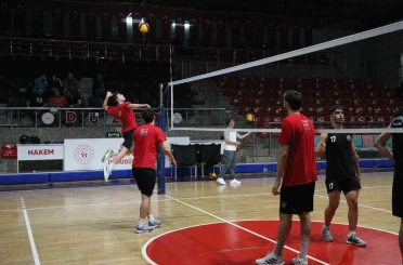 Spor akademisi erkek voleybol takımı hazırlıklarını sürdürüyor 