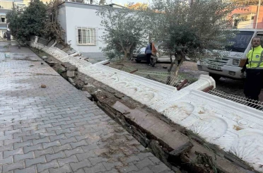 Su basan sitenin istinat duvarı yıkıldı 