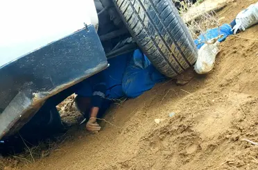 Su doldururken kendi aracının altında ezildi
