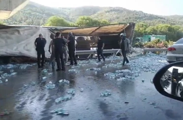 Su yüklü tır hızlı tren köprüsü ayağına çarptı : Sürücü hayatını kaybetti 