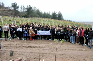 SUBÜ öğrencileri fidanları toprakla buluşturdu 