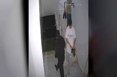 Suç makinesi çocuk hırsızlar çaldıkları ayakkabıların kalitesini kontrol ederken kameraya yakalandı 